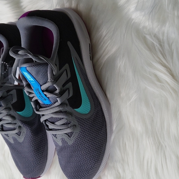 Nike - Picture 2 of 3